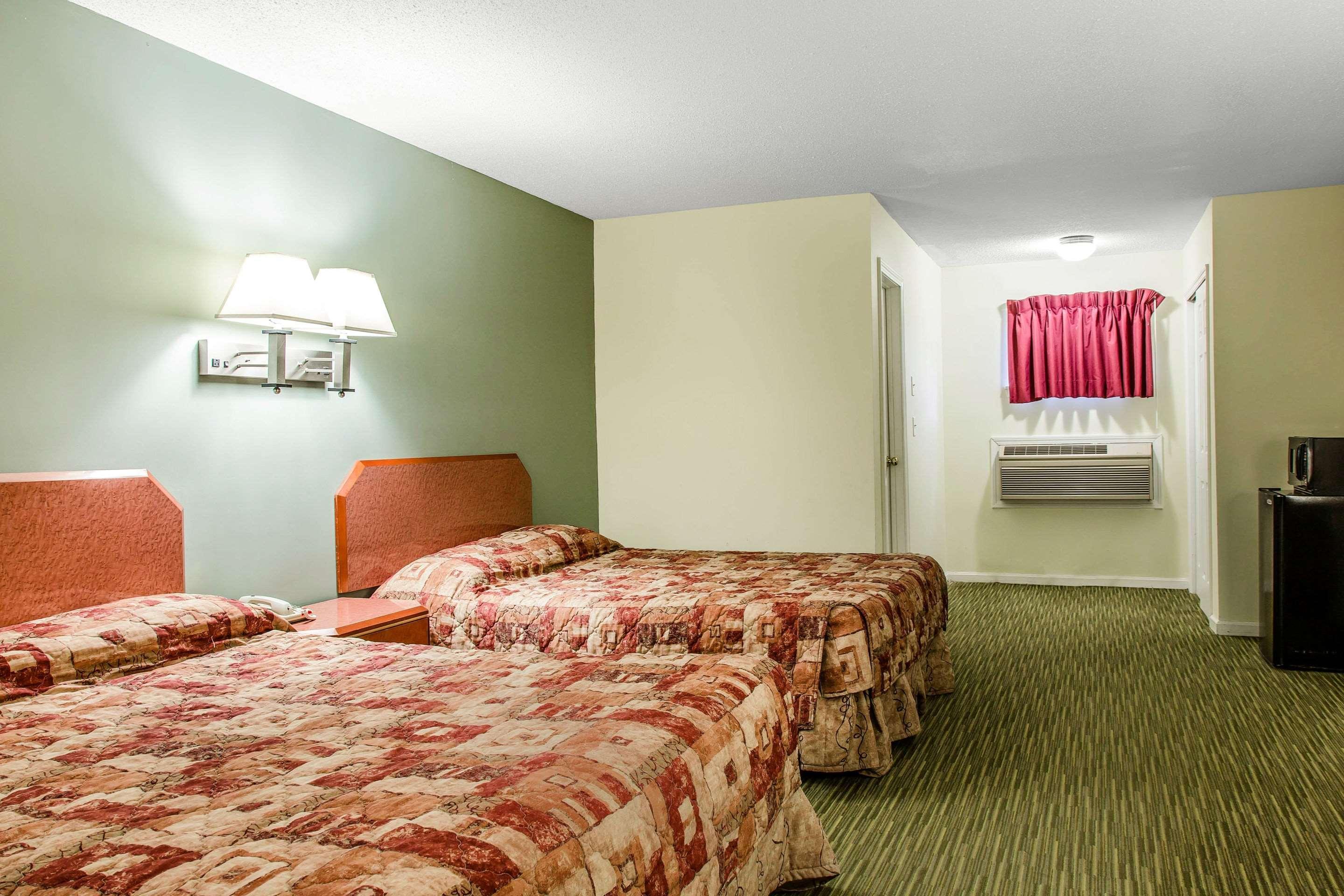 Rodeway Inn Groton Bagian luar foto