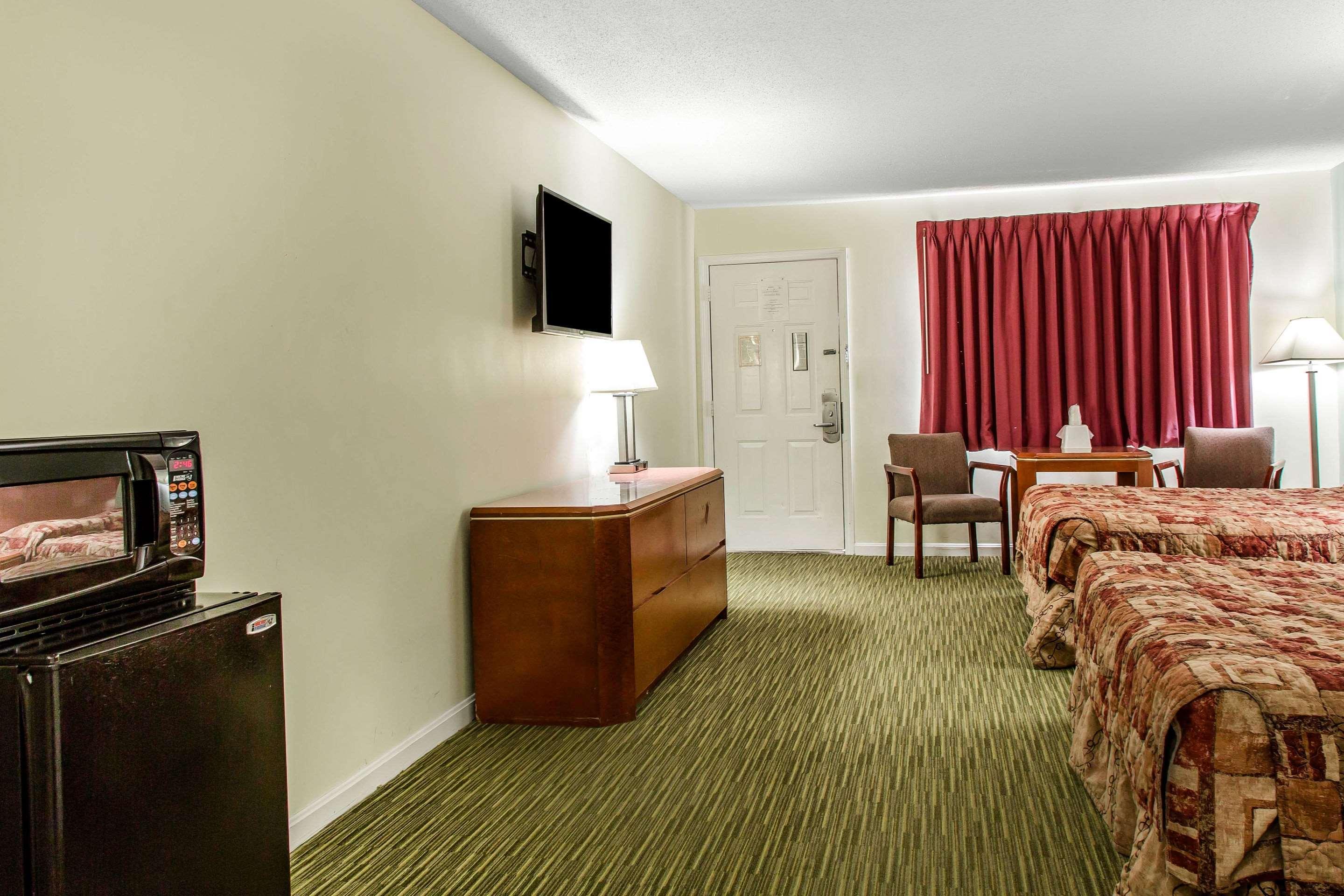 Rodeway Inn Groton Bagian luar foto